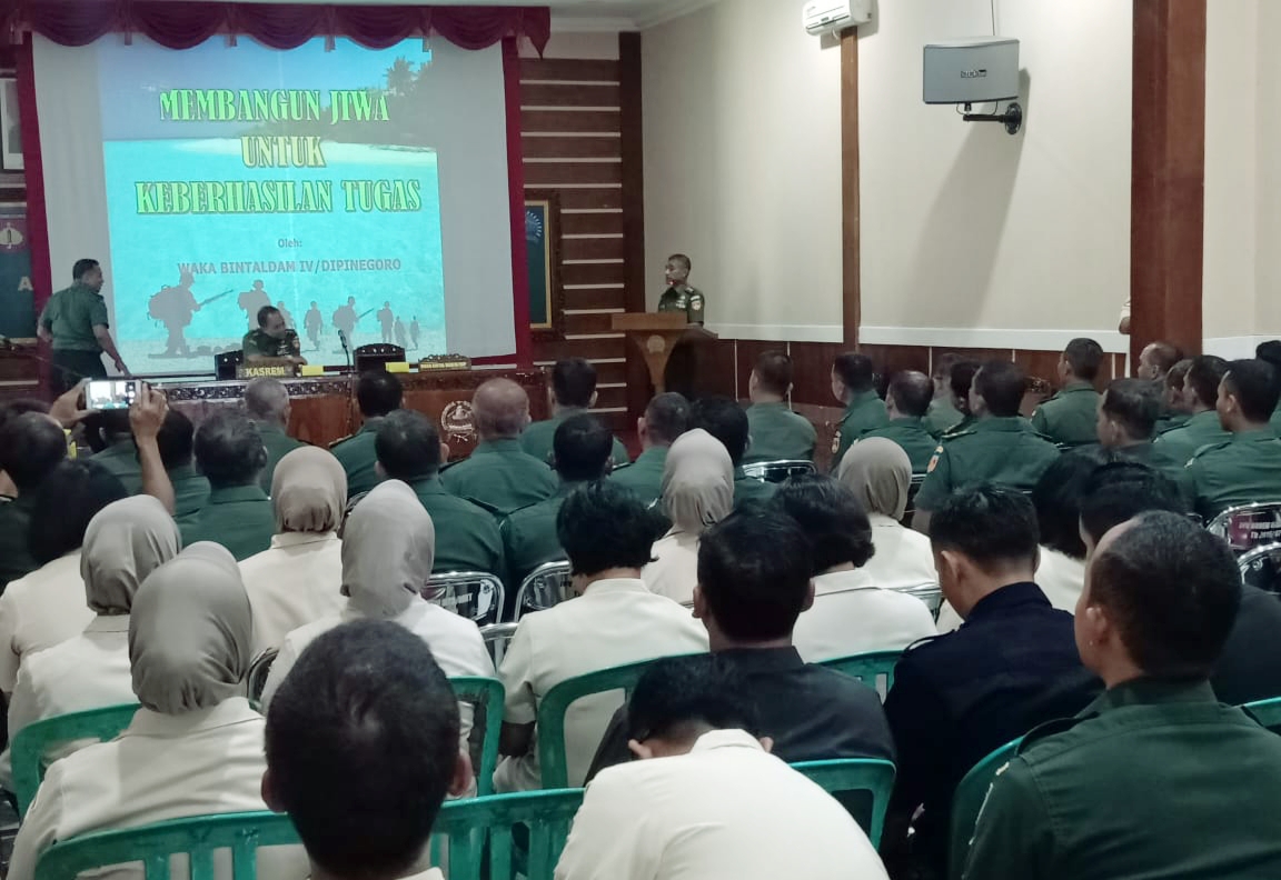 Prajurit dan PNS Korem 073/Makutarama laksanakan ceramah bintal fungsi komando 